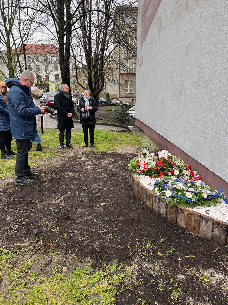 Dyrektor generalny UMWZ w imieniu Marszałka i Przewodnicząca Towarzystwa Społeczno - Kulturalnego Żydów składają kwiaty pod muralem