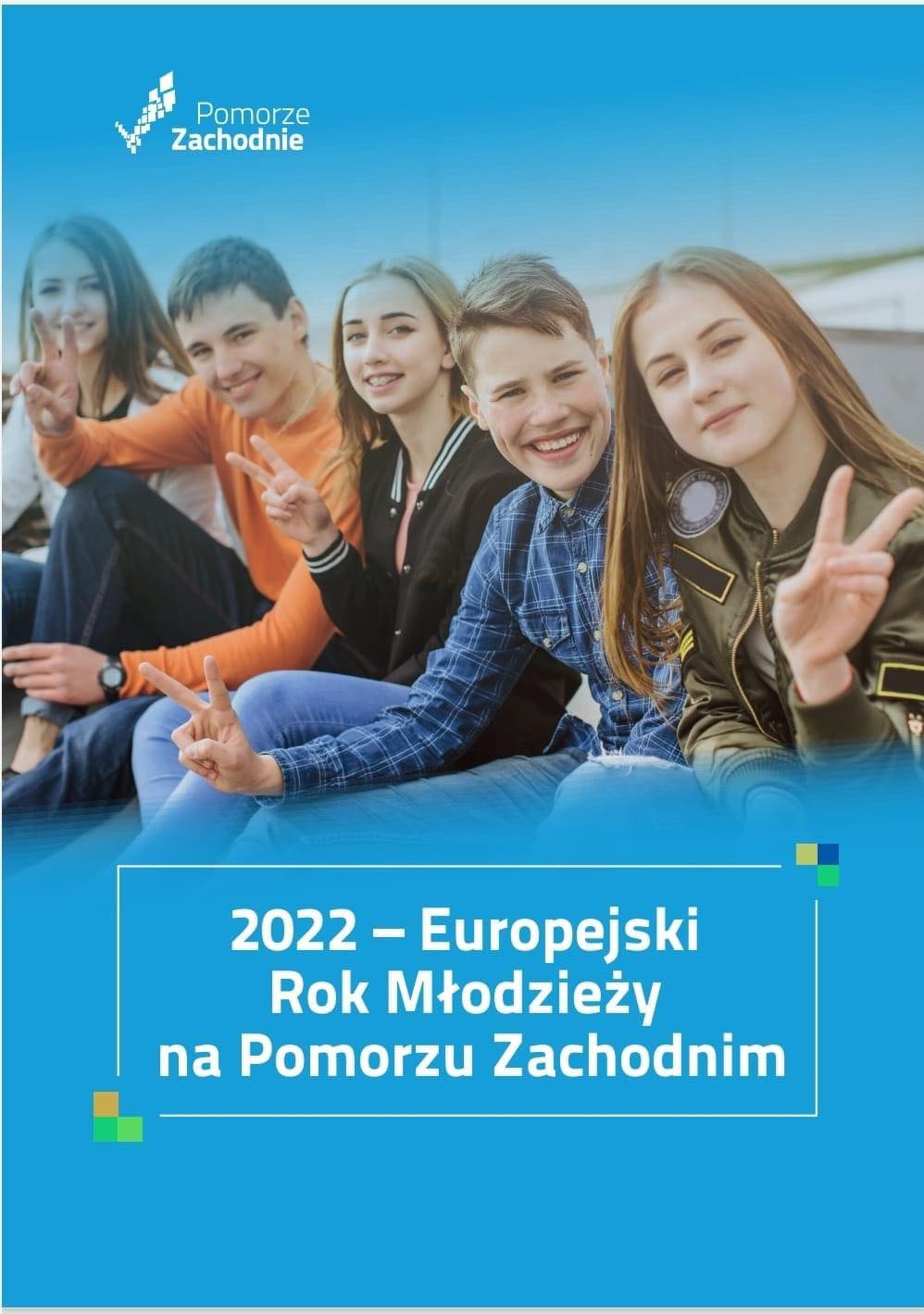 Młodzi ludzie i napis 2022 europejski rok młodzieży na pomorzu zachodnim