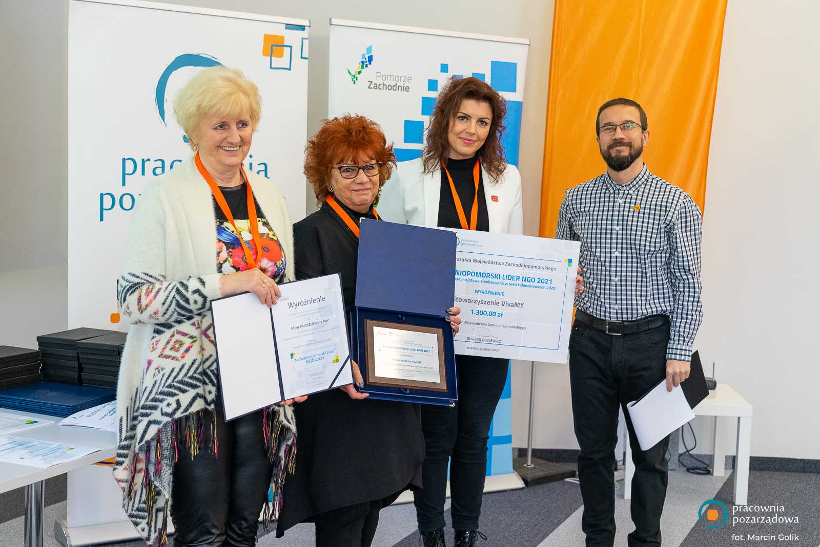 Przedstawicielki Stowarzyszenia VivaMY odbierają dyplomy