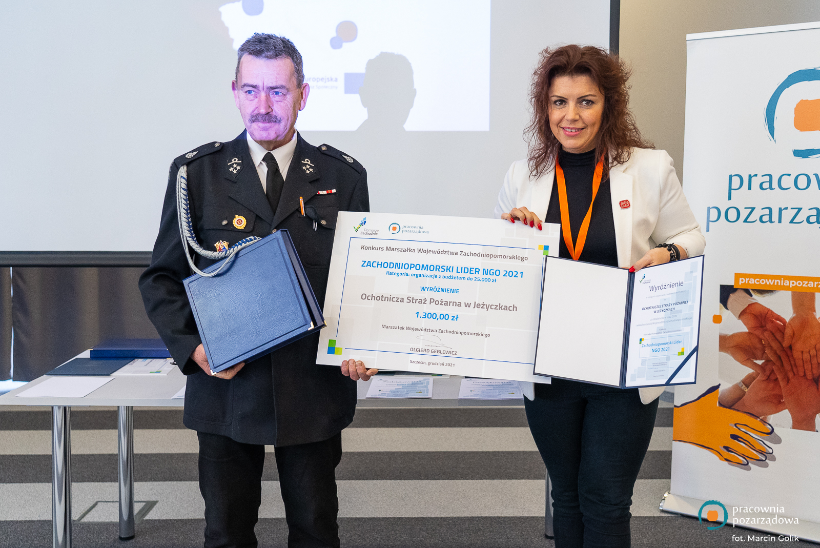 Magdalena Pieczyńska wręcza wyróżnienie dla OSP w Jeżyczkach.