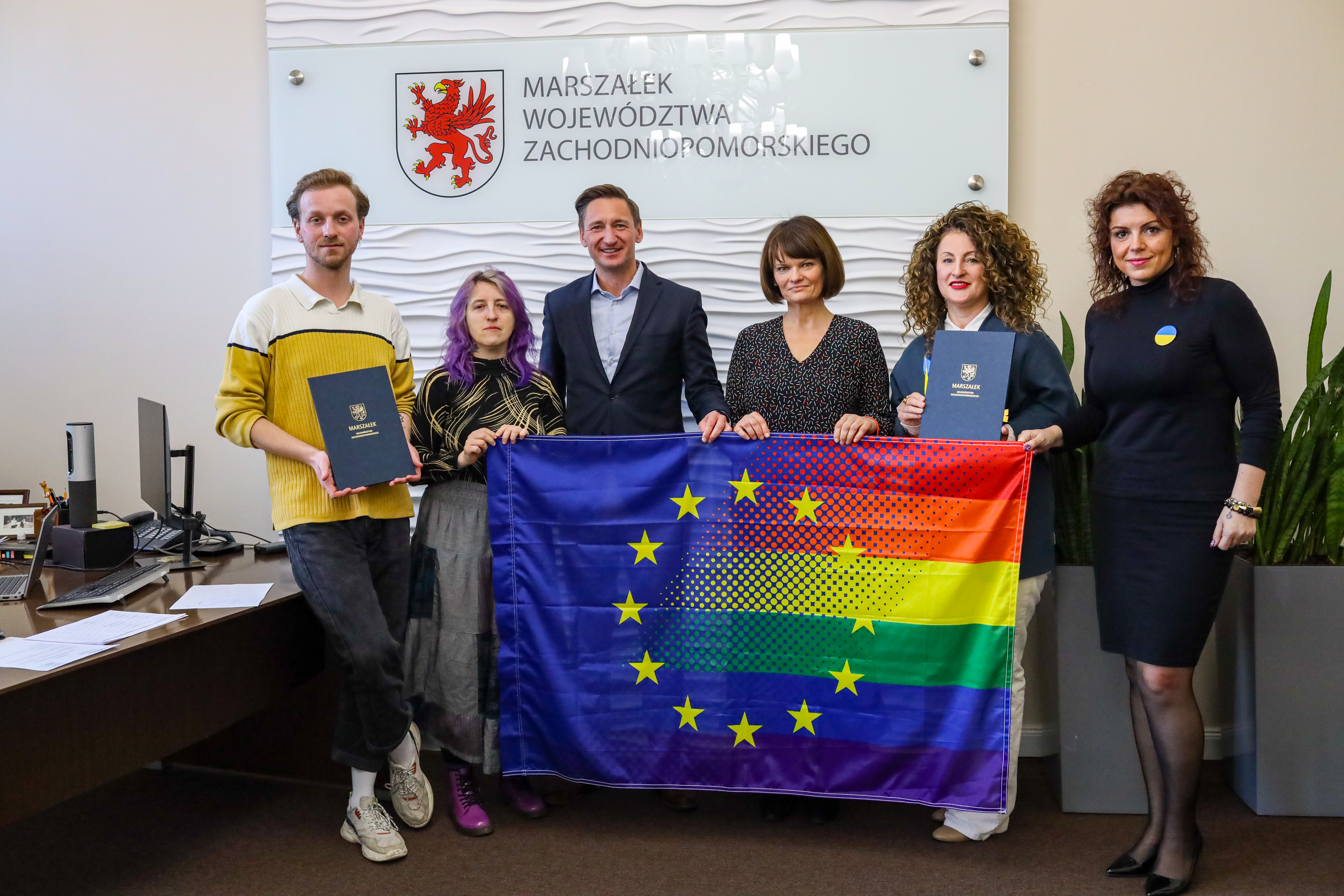 zdjęcie z tęczową flagą 