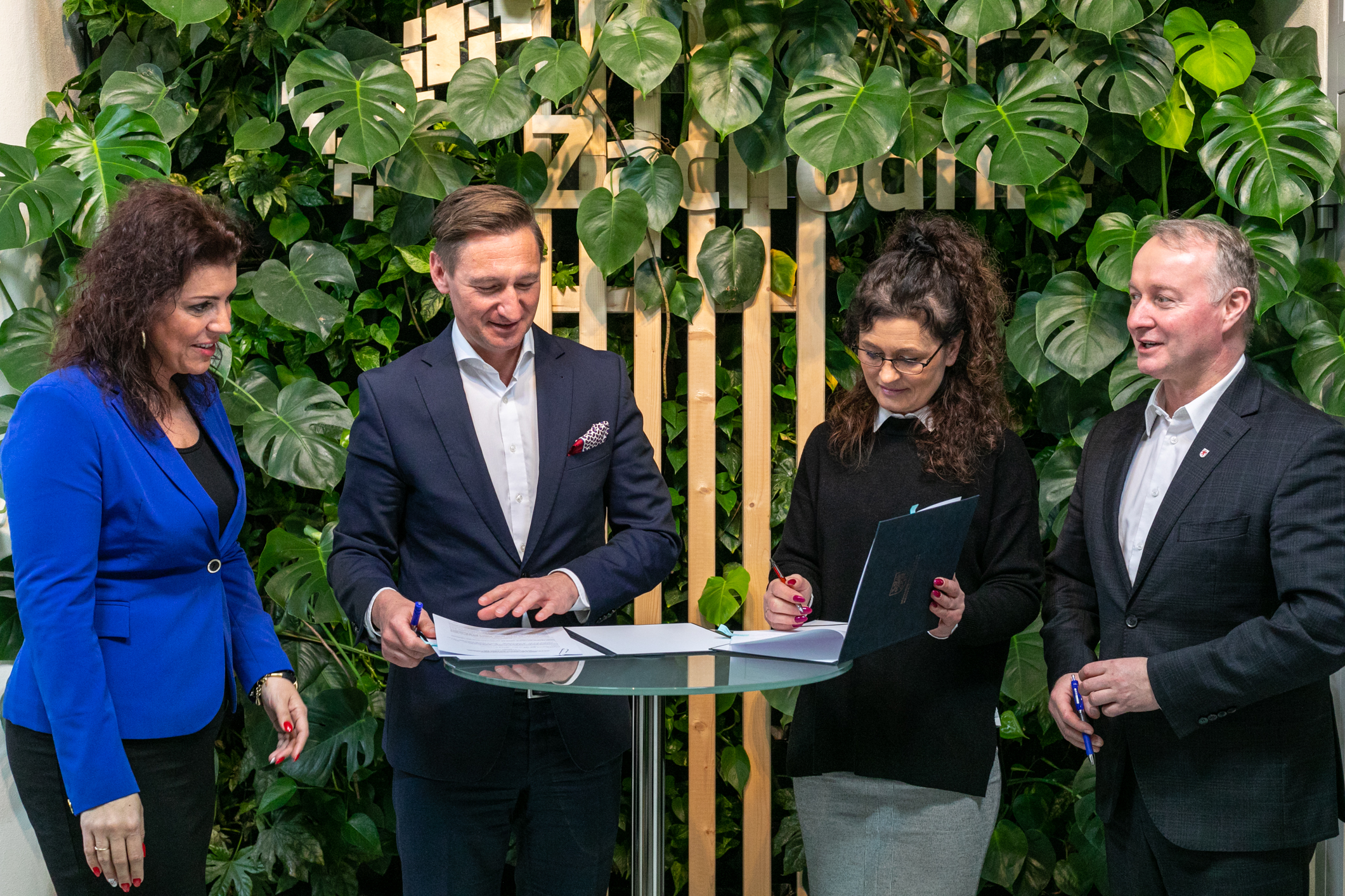 podpisanie umowy z Programu Społecznik, na tle zielonej ścianki 