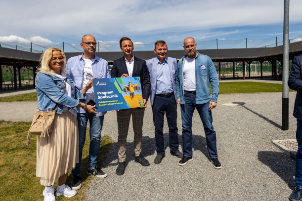 Wspólne zdjęcie Społeczniczek i Społeczników z marszałkiem 