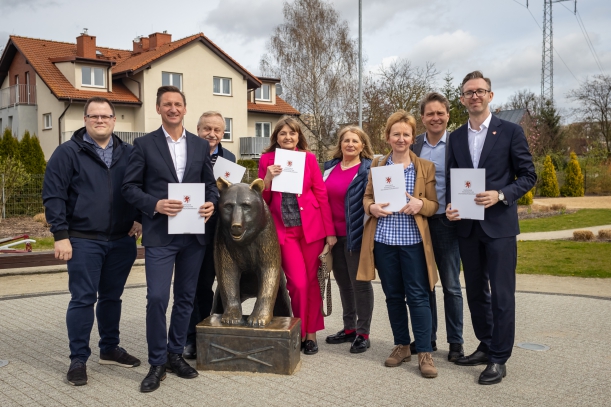 zdjęcie grupowe na skwerze misia wojtka