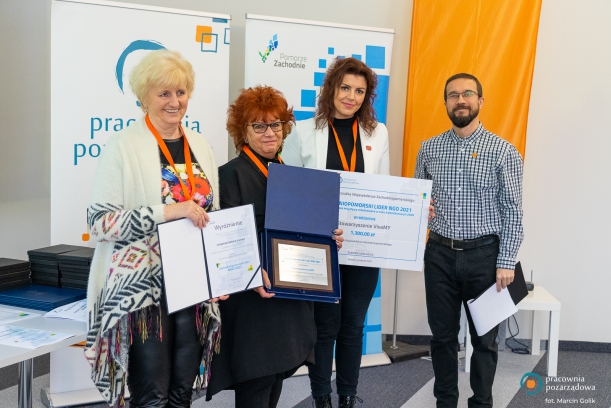 Przedstawicielki  Stowarzyszenia VivaMY odbierają dyplomy 