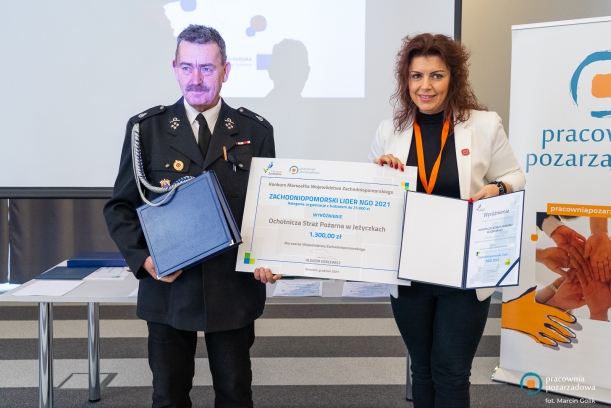Magdalena Pieczyńska wręcza wyróżnienie dla OSP w Jeżyczkach. 