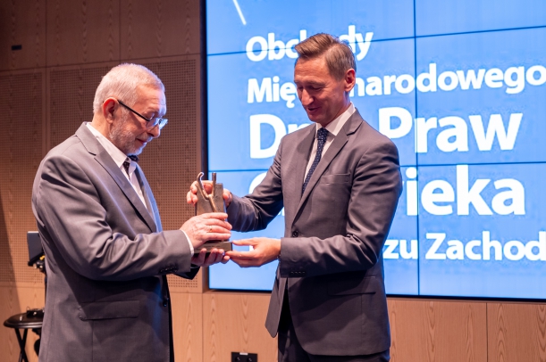 wręczenienagrody na scenie 