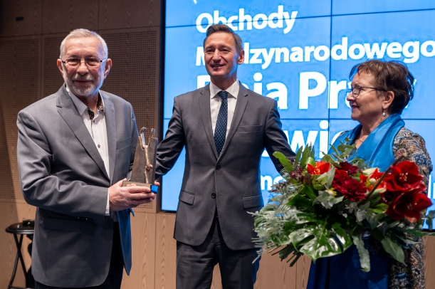 wręczenie nagrody na scenie Edwardowi Radziewiczowi 