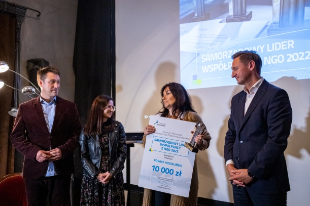 Nagrodę odnierają przedstawicele powiatu koszalińskiego