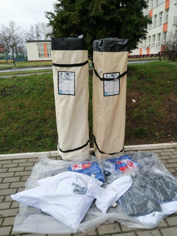 Dwa namioty reklamowe w pokrowcach złożone