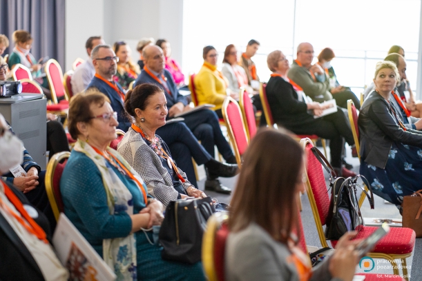 goście forum, sala pełna osób