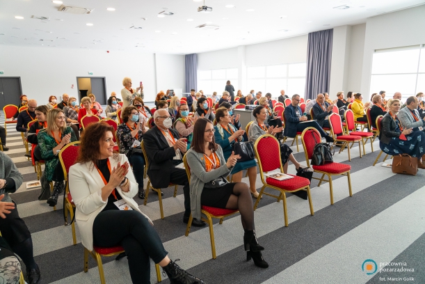 goście forum, sala pełna osób 