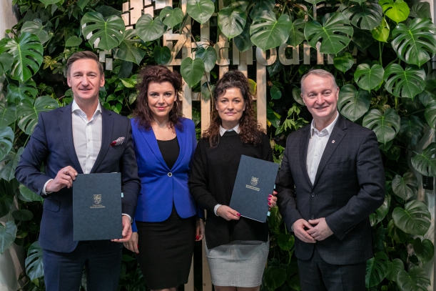 Od lewej" Olgierd Geblewicz, Magdalena Pieczyńska, Natalia Wegner oraz Olgierd Kustosz; stoja z umowami na tle ściany z roslin 