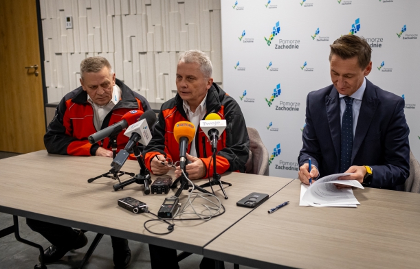 Społecznicy ze Szczecińskiego WOPR podpisują umowę. 