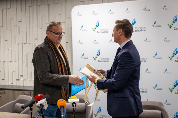 Marszałek Geblewicz gratuluje prezesowi Fundacji Młodego Ekologa podpisania umowy. 