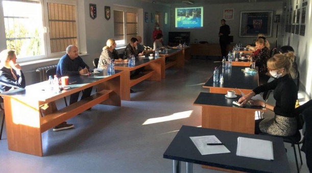 Ludzie siedzący w sali szkoleniowej