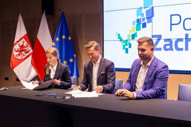 sala konferencyjna, w tle logo Pomorze Zachodnie, za stołem siedzą od lewej: Anna Szotkowska, Olgierd Geblewicz i Paweł Kurdziałek