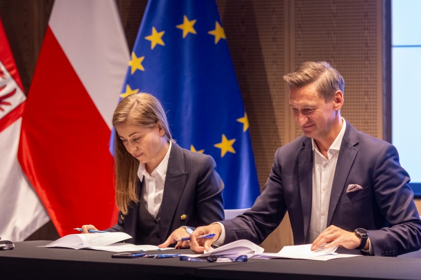 Za stołem siedzi Anna Szotkowska i Olgierd Geblewicz