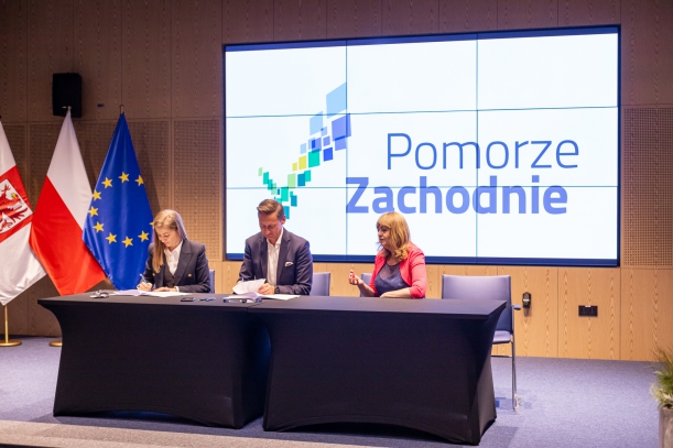 sala konferencyjna, w tle logo Pomorze Zachodnie, za stołem siedzą od lewej: Anna Szotkowska, Olgierd Geblewicz i Joanna Pieciukiewicz