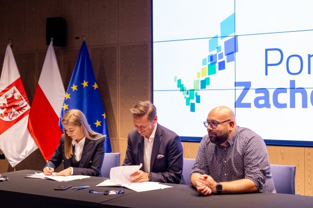 sala konferencyjna, w tle logo Pomorze Zachodnie, za stołem siedzą od lewej: Anna Szotkowska, Olgierd Geblewicz i Grzegorz Farat