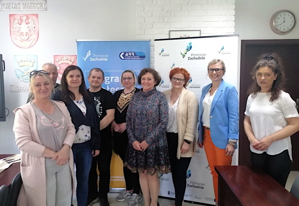 Członkini zarządu województwa Anna Bańkowska w towarzystkie społeczników z powiatu wałeckiego 