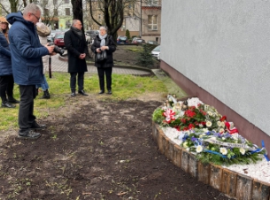 Dyrektor generalny UMWZ w imieniu Marszałka i Przewodnicząca Towarzystwa Społeczno - Kulturalnego Żydów składają kwiaty pod muralem