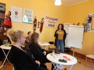 Na zdjęciu znajdują się uczestniczki wykładu wraz z prowadzącą panią Antoniną Lewandowską.