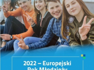 Młodzi ludzie i napis 2022 europejski rok młodzieży na pomorzu zachodnim