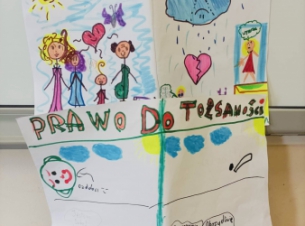 Kolorowe dziecięce rysunki postaci słońca i chmur.