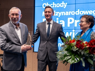 wręczenie nagrody na scenie Edwardowi Radziewiczowi 