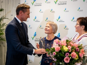 marszałek wręcza statuetkę Marii Kubusie, obok Teresa Kalina