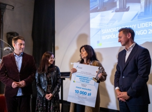 Nagrodę odnierają przedstawicele powiatu koszalińskiego