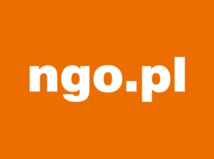 Logo ngo.pl na pomarańczowym tle