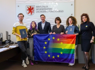 zdjęcie z tęczową flagą 