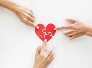 serce rysunek z puzli i rece do pomocy