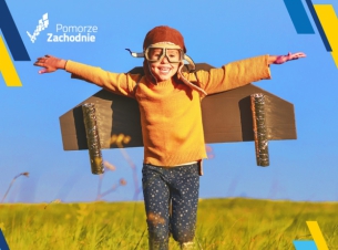 część olakatu promującego program, mały chłopiec udaje, że leci, do pleców ma przypięte skrzydła drewniane, nosi okulary lotnika 