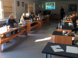 Ludzie siedzący w sali szkoleniowej