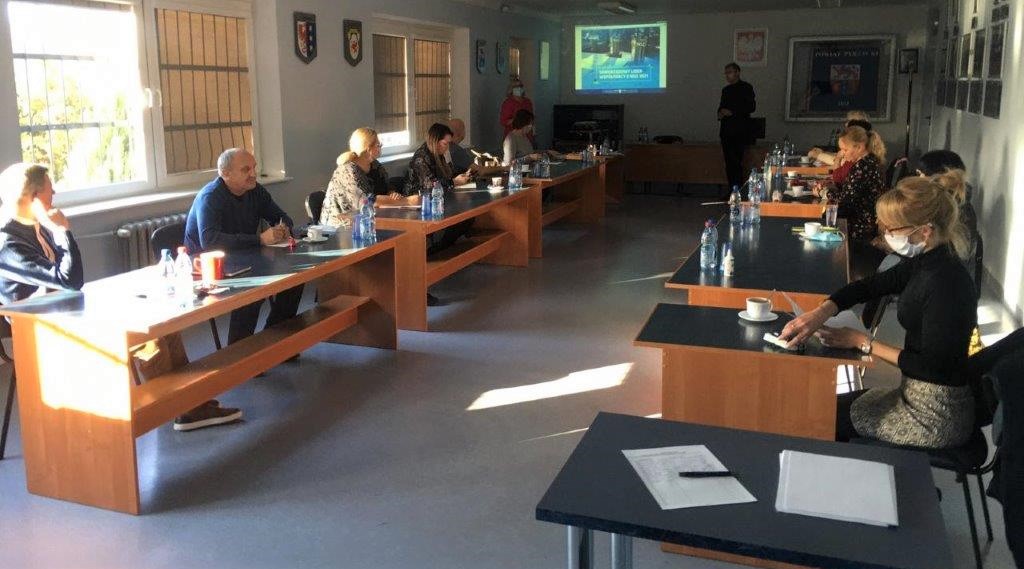 Ludzie siedzący w sali szkoleniowej